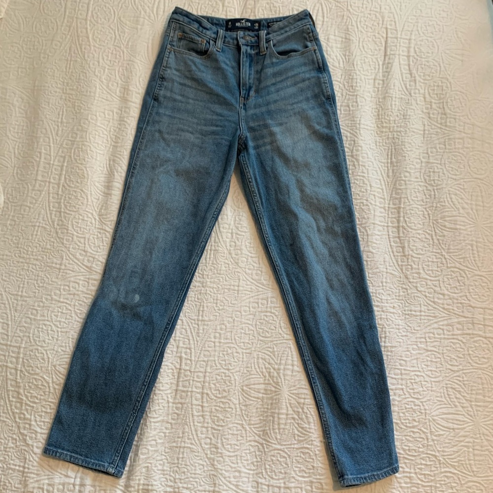 Hollister Ultra High-Rise Mom Jean